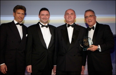 Un MIT Gold Award du Best Overseas Hotel pour l’Hôtel Fairmont Monte Carlo reçoit un::« M&IT 2011 », de g. à dr. : Antonio Ducceschi, CMM I Area Director of Sales & Marketing – Fairmont Monte Carlo, Lionel Pedemay, Director of Corporate & Incentive Sales /UK & Germany – Fairmont Monte Carlo, Marck Taylor, Special Events Director – BI company, Xavier F. Rugeroni, Regional Vice President & General Manager – Fairmont Monte Carlo (photo DR) mit-fairmont-lg