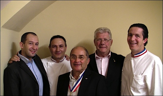 Mougins Park Lenôtre Somptueux Dîner de Gala des MOF::Sébastien Chambru (MOF Moulin de Mougins), Gérard Cipre et Jean-Claude Guillon (ancien chef du Grand Hôtel de Saint Jean Cap Ferrat) sont allés saluer Jean-Claude Brugel et Christophe Bacquié dans les coulisses. mof-gala-2010-lg3