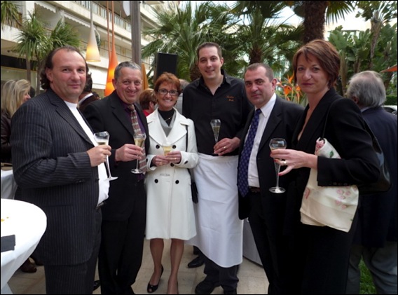 Cannes Restaurant Le Park 45 1 étoile Michelin::Les chefs Joël Garault, Patrick Raingeard et leurs épouses entourent Sébastien Broda park45-broda-lg1