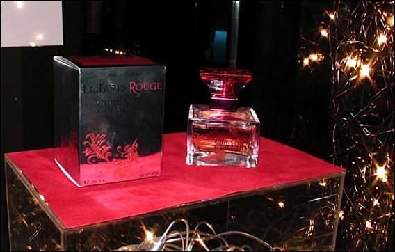 Le parfum Le Tapis Rouge du couturier Christophe Guillarmé présenté avec son coffret:: tapis-rouge-guillerme-lg1