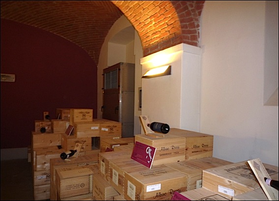 Pollezo, Piemont::Banca del Vino, les bouteilles sont classées par région et par producteur. Ici, les Barbaresco. voyage-piemont-lg4
