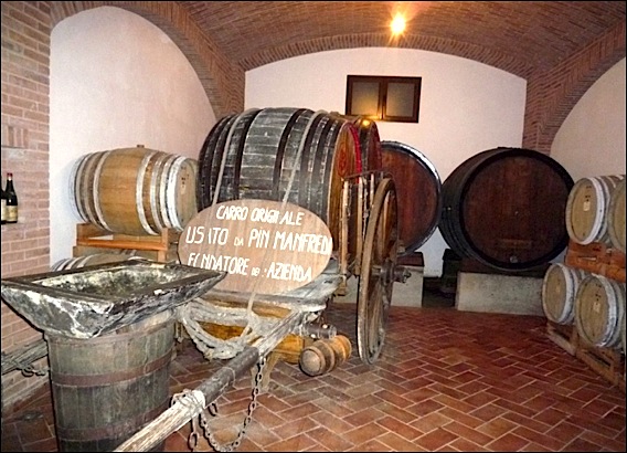 Azienda Manfredi, Farigliano, Piemonte::Entre tradition et modernité, ici la charrette qu'utilisait Pino Manfredi, le créateur de l'azienda, pour livrer le vin. voyage-piemont-lg6