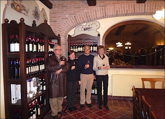 Azienda Manfredi, Farigliano, Piemonte::La famille Manfredi dans la grande salle de dégustation devant une collection de Barolo, Barbaresco, Dolcetto, Asti, ... voyage-piemont-lg7