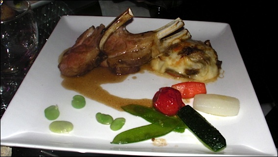 Cannes Hôtel 3,14 Bar Restaurant Club Mario d'Orio met le bio au menu::Carré d’agneau rôti au pébre d’aï, parmesane d’aubergine 3.14-_resto-viande