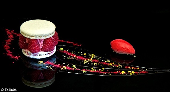 Nice le chef David Faure du restaurant étoilé Aphrodite au Japon pour l'anniversaire du Ritz Carlton à Osaka ::La Framboise<br /> <br />En Macaron, Chantilly de Framboise, Framboise pulvérisée, Balsamique Framboise, Sorbet Framboise, Thym, Pistaches hachées aphrodite-osaka-lg3