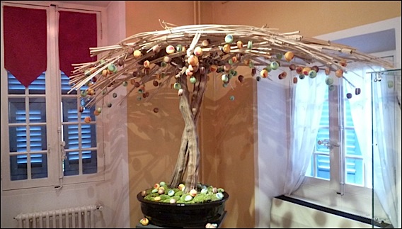 Musée Escoffier Exposition La Cerise sur le Gâteau avec les pâtissiers de l’APRECA à Villeneuve Loubet:: un original arbres à macarons (oeuvre de Gabriel Rochas) apreca-escoffier-lg3