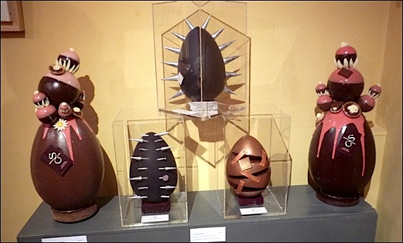 Musée Escoffier Exposition La Cerise sur le Gâteau avec les pâtissiers de l’APRECA à Villeneuve Loubet:: collection d'oeufs de Pâques apreca-escoffier-lg4