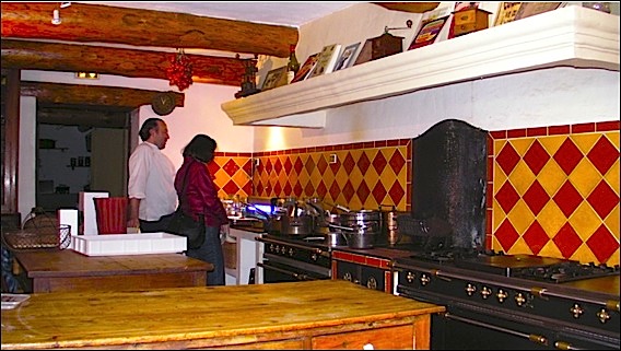 Cours de cuisine à La Bastide des Saveurs La Cadière d'Azur::la cuisine dans laquelle René Bérard donne ses cours de cuisine. bastide-saveurs-cuisine
