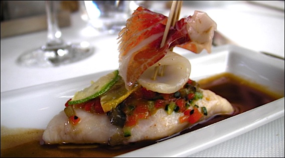 Mougins Le Mas Candille présente la nouvelle carte été 2011 de Serge Gouloumès Inspirations d’Ici et d’Ailleurs:: Rouget de Méditerranée en surprise, fine ratatouille, copeaux de Pata Negra, poêlée de seiches au jus de rôti candille-2011-lg3