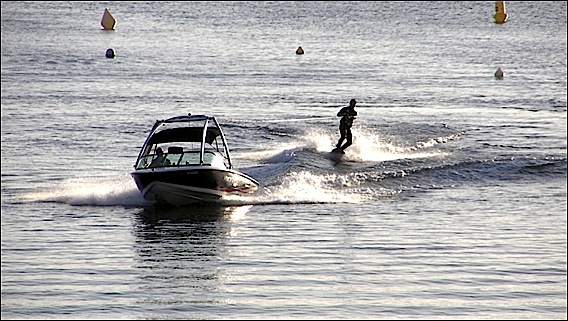 Signature d'un partenariat entre l’hôtel Belles Rives à Antibes Juan les Pins et Le Chabichou à Courchevel::démonstration de ski nautique. chabichou-belles-rives-lg3
