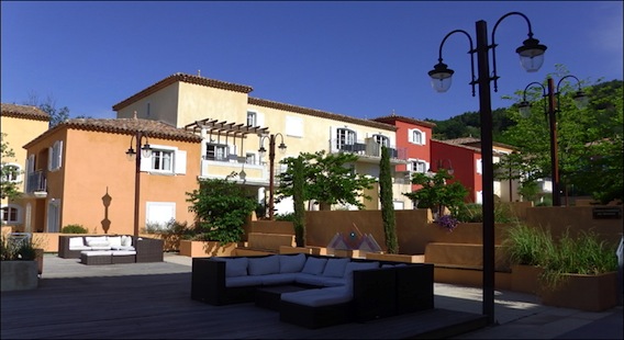 Callian Var Vacances Bleues Inauguration de la Résidence hôtelière 4 étoiles Château de Camiole::vue depuis la place du village. chateau-camiole-lg3