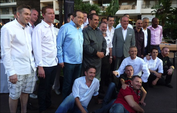 Présentation des Étoiles de Mougins au Grand Hôtel de Cannes::Richard Galy, maire de Mougins, entouré des chefs cuisiniers et pâtissiers. edm-2014-presentation-lg1