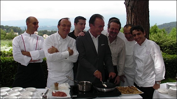 Les Étoiles de Mougins 2012 en présentation au Mas Candille ::Quand le maire Richard Galy saisit la queue de la poële, les chefs rient.<br />Au premier plan de G. à Dte. : Serge Gouloumès, Richard Galy, Stéphane Raimbault, Sébastien Chambru, Denis Fétisson. etoiles-mougins-2012-lg_copy