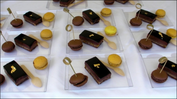 Lou Festin dou Pouort 2011::Serge Serain (pâtisserie Cappa, Nice) duo de macarons, douceur du sud. <br /> festin-port-2011-lg5