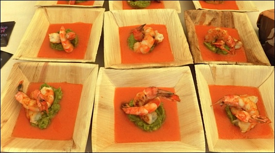 Lou Festin dou Puort 10 ans déjà::Marc Laville : gambas grillées avec salade d'avocat/crabe et gaspacho niçois. festin-puort-2013-lg4
