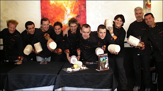 Les Toques Brûlées fondent pour la Fourme d'Ambert::de g. à dr. : Gérald Thomas, Jilali Berrekama, Christophe Louche, Luc Salsedo, Gilles Ballestra, David Faure, Frédéric Galland, Chiara Bianchi, Marc Chevalier, Didier Barbier (il manque Gilles Stighezza et José Orsini) fourme-toques-lg4