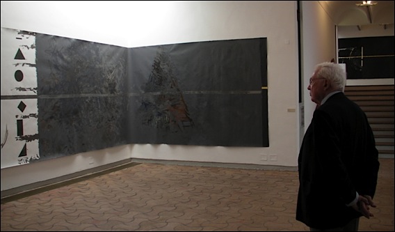 Exposition Gasiorowski à la Fondation Maeght, Saint Paul de Vence::Adrien Maeght devant une des oeuvres de son ami Gasio. gasiorowski-maeght-lg1