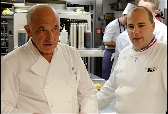Cannes Michel Rochedy, Stéphane Buron du Chabichou à Courchevel Dîner à 6 mains avec Sébastien Broda au Grand Hôtel::photo Michel Rochedy et Stéphane Buron dans les cuisines du Chabichou grand-hotel-chabichou-lg