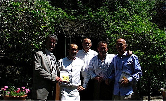 Le Guide Hubert 2011 présenté au Moulin de Mougins, entre Cannes et Nice::deg. à dr. : Christophe Andrieu, rédacteur en chef, Sébastien Chambru, chef du Moulin de Mougins, Christian Morisset, Le Figuier de Saint Esprit, Stéphane Raimbault, L'Oasis, Bernard Van de Kerckhove, correspondant PACA guide-hubert-2011-lg1