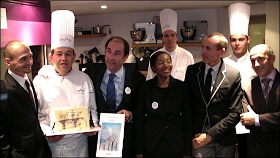 Nice Cannes La Bûche de Noël Lenôtre Hommage à Sempé À livre ouvert::l'équipe Lenôtre de la boutique de Cannes autour de Patrick Scicard, Philippe Joannès et Éric Finon (qui porte la bûche), lauréat 2011 du concours Meilleur Ouvrier de France. lenotre-buche-lg
