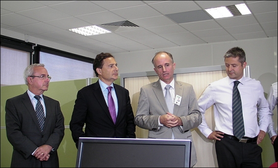 Besson Léonetti Vallée chez Gemalto sophia Antipolis::Jean Leonetti, député-maire d'Antibes, président de la Communauté d'agglomération Sophia Antipolis (CASA) Éric Besson, ministre chargé de l'Industrie, de l'énergie et de l'économie numérique Philippe Vallée Executive vice-President de la société Gemalto leonetti-besson-vallee-sophia