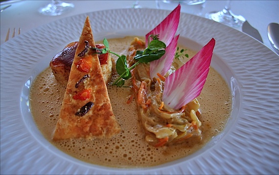 Gigot de lotte aux épices du sud, tajine d’endives aux raisins de Corinthe