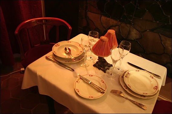 Exposition Maxim's au Musée Escoffier de l'Art Culinaire à Villeneuve Loubet::la table dressée du célèbre restaurant parisien. maxims-escoffier-lg1