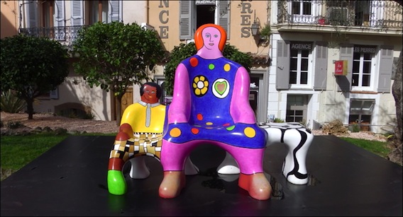Mougins Exposition Monumental, l’Art dans la rue::Niki de saint Phalle - Le Banc des Générations - Résine - 2002 mougins-monumental-lg4