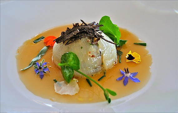 Oignon du printemps confit en surprise de foie gras et truffe, mini pousses et herbes odorantes, bouillon de poule en gelée