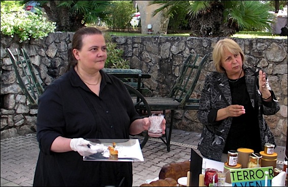 Nice Agecotel 2012 Le Pitacou à découvrir sur les stands du Delas Gourmet Prestige et Panier de Chefs::Brigitte Autier Et Liliane Tibéri présentent leurs produits aux chefs à l'occasion de la présentation du guide Gantié 2011 au Château de Berne pitacou-agecotel-lg1