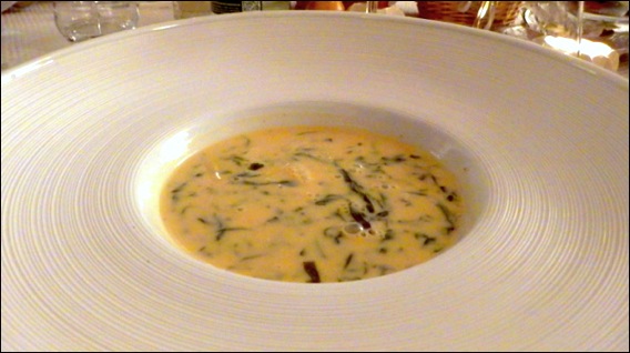 Le Restaurant Bleu Lavande de Corinne et Bernard Leclerc::Consommé Germiny, un potage à l’oseille créé en 1869 au Café Anglais à Paris par Dugléré, chef de cuisine formé par Carême, en clin d’oeil à un ancien Gouverneur de la Banque de France du nom de Germiny. restaurant-bleu-lavande-lg3