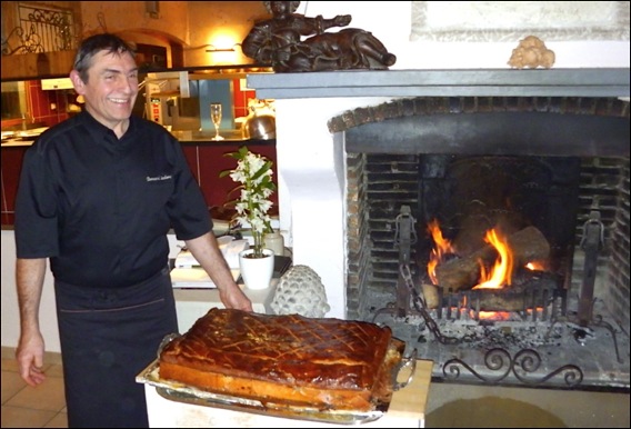 Valbonne Au Restaurant Bleu Lavande Dîner « historique » du chef Bernard Leclerc::Présentation de L'Oreiller de la Belle Aurore devant l'imposante cheminée. restaurant-bleu-lavande-lg4