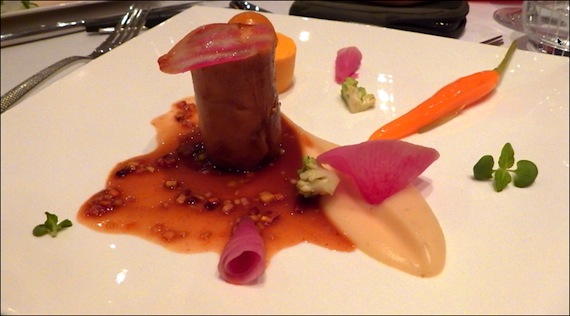 Opio Succès du Dîner des chefs Châteaux & Hôtels Collection au profit des Restos du Coeur::Suprême de volaille cuit en basse température, gelée de mandarine, jus corsé à l’orange et légmes oubliés. restos-coeur-opio-lg3