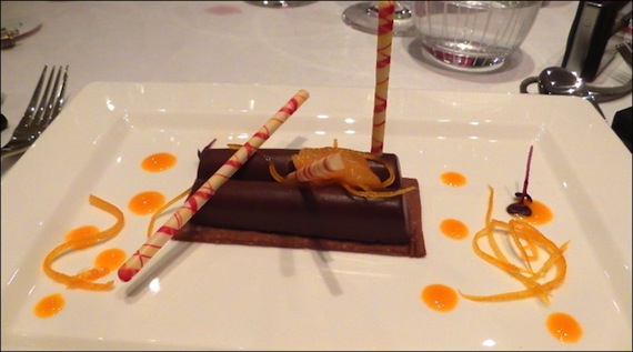 Opio Succès du Dîner des chefs Châteaux & Hôtels Collection au profit des Restos du Coeur::Finger au chocolat Elianza, fèves Tonka et coulis d’agrumes. restos-coeur-opio-lg5
