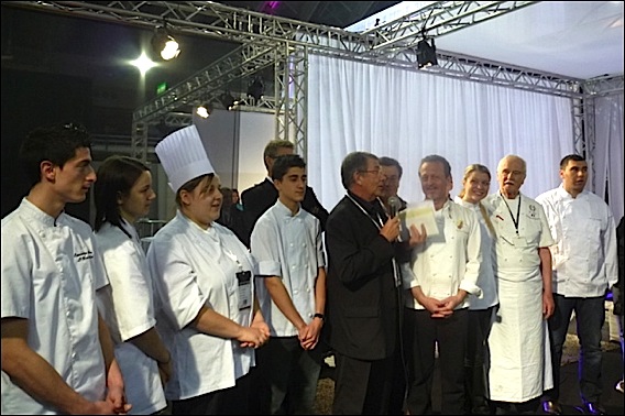 Riz de Camargue vedette du Concours Risottomania au salon AGECOTEL 2012 à Nice::les jeunes candidats et le jury entourent Gérard Bernar (l'email gourmand). risottomania-lg4