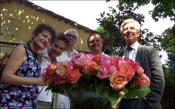 Saint Paul de Vence Baptême de la rose Marc Chagall® créée par le rosiériste Delbard::de g. à dr. : Meretet Bella Meyer, David McNeil, Arnaud Delbard et René Buron, maire de Saint Paul de Vence. rose-chagall-lg1