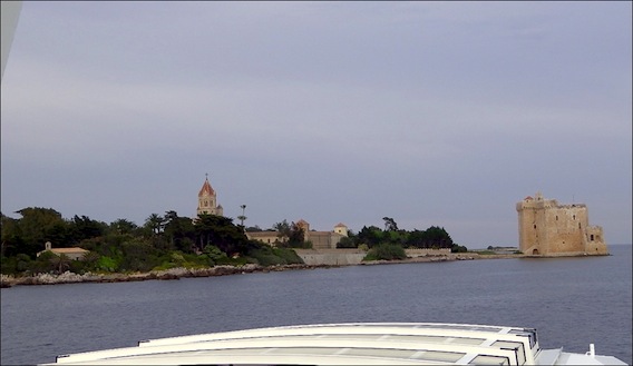 Cannes La Croisière oenologique inaugurale du Saint Maxime de l’Abbaye de Lérins::vue sur le monastère fortifié posé sur l'eau et les bâtiments de l'actuel monastère. saint-maxime-lg2