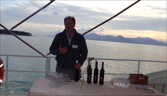 Cannes La Croisière oenologique inaugurale du Saint Maxime de l’Abbaye de Lérins::Eric raconte l'histoire du vignoble de l'Abbaye de Lérins et commente les différentes cuvées. saint-maxime-lg4